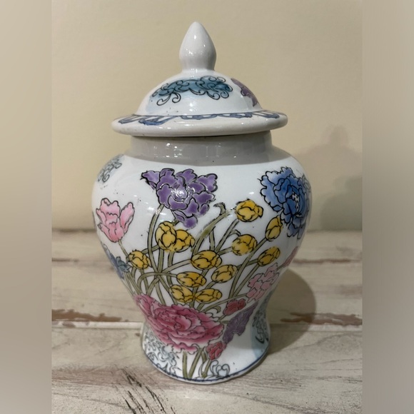 Vintage Chinese Temple Jar - Picture 3 of 9
